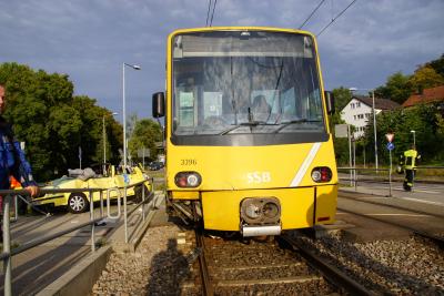 Stuttgart Zuffenhausen: Dritter Tag nacheinander -PKW mit Stadtbahn kollidiert