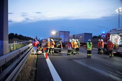 Neuhausen: Pkw faehrt auf Lkw auf, Pkwfahrer und Hund schwer verletzt