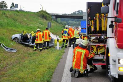 Reichenbach: Pkw ueberschlaegt sich auf B10