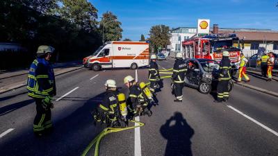 Sindelfingen: PKW ueberschlaegt sich nach Zusammenstoss in Sindelfingen