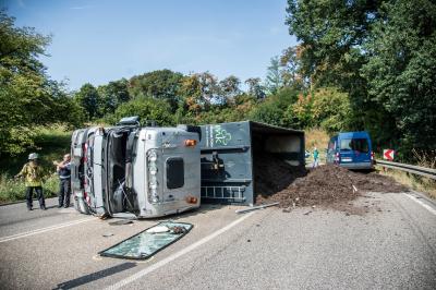 Esslingen: LKW in Kurve umgekippt 