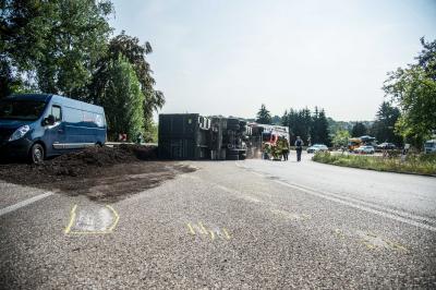 Esslingen: LKW in Kurve umgekippt 