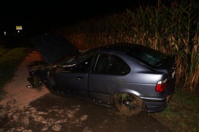 Schlierbach: BMW kommt von Fahrbahn ab und ueberschlaegt sich
