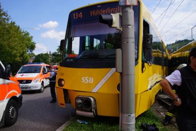 Stuttgart Untertuerkheim: Stadtbahn mit Stadtbahn kollidiert