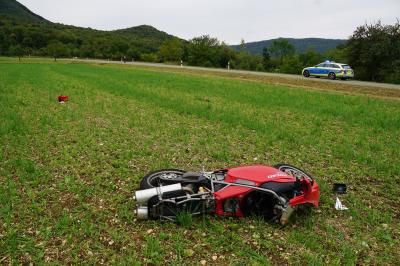 Weilheim: Toedlicher Motorradunfall auf der L1250 - Unfallspuren ueber 180 meter