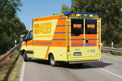 Kieselbronn: zu einem Auffahrunfall mit 4 Fahrzeuge auf der B294 in Hoehe Abzweig Kieselbronn - mehrere Verletzte Personen