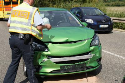 Kieselbronn: zu einem Auffahrunfall mit 4 Fahrzeuge auf der B294 in Hoehe Abzweig Kieselbronn - mehrere Verletzte Personen