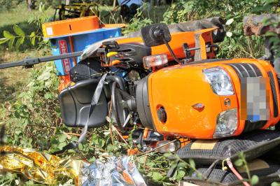 Altbach: Traktorfahrer kippt mit Fahrzeug um und verletzt sich dabei schwer