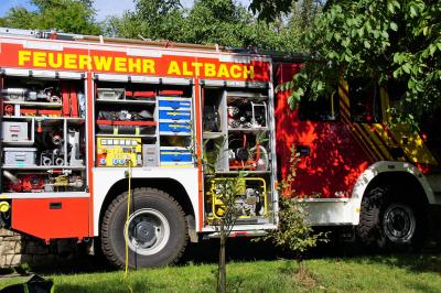 Altbach: Traktorfahrer kippt mit Fahrzeug um und verletzt sich dabei schwer