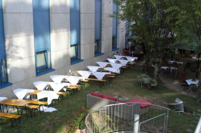 Stuttgart-Weilimdorf: Gasflasche explodiert in Hotel Biergarten - eine Person schwer verletzt