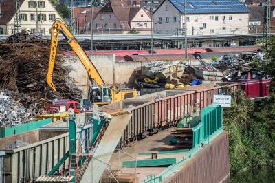 Plochingen: Lok rammt Bagger - Diesel laeuft aus