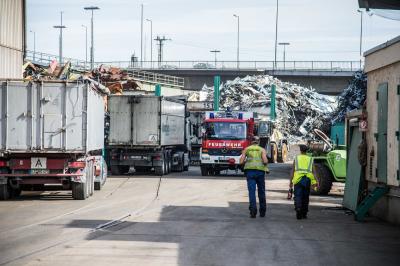 Plochingen: Lok rammt Bagger - Diesel laeuft aus