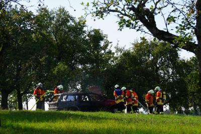 Schlierbach: PKW brennt auf Feld