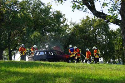 Schlierbach: PKW brennt auf Feld