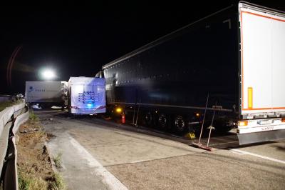 Weilheim: Unfall mit Wohnmobil und zwei Lkw sorgt fuer Autobahnsperrung