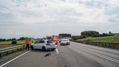 Sindelfingen: PKW kommt in Gegenverkehr auf der B464