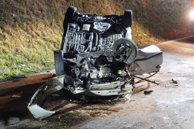 Illingen: schwerer Verkehrsunfall mit Pkw ueberschlag - eine Person schwer Verletzt