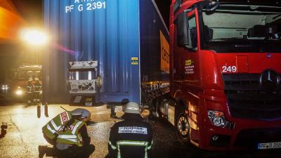 Sindelfingen: LKW verliert Haenger und reist sich den Kraftstofftank auf