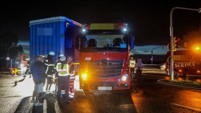 Sindelfingen: LKW verliert Haenger und reist sich den Kraftstofftank auf