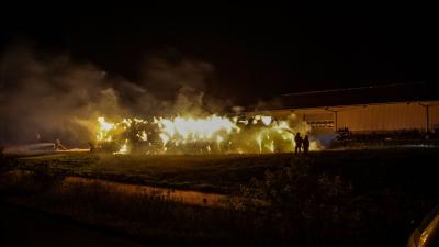 Oberjettingen: Groessere Menge an Strohballen werden ein Raub der Flammen