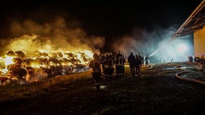 Oberjettingen: Groessere Menge an Strohballen werden ein Raub der Flammen
