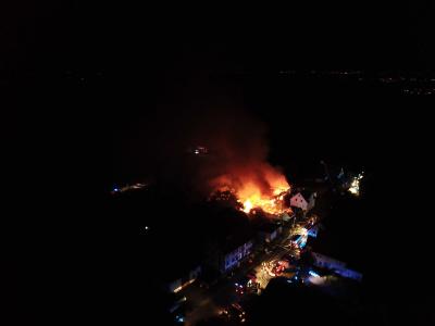 Kirchberg an der Murr-Fruehmesshof: Feuerwehrmann festgenommen - Grosse Lagerhalle brennt nieder