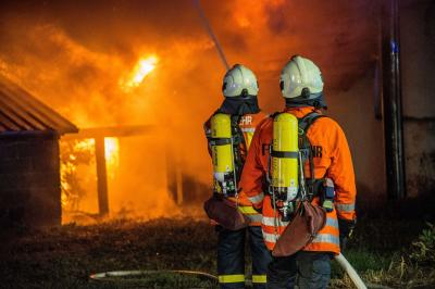 Kirchberg an der Murr-Fruehmesshof: Feuerwehrmann festgenommen - Grosse Lagerhalle brennt nieder