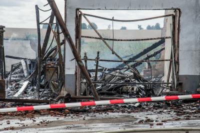 TAGBILDER und DROHNENAUFNAHMEN! Kirchberg an der Murr-Fruehmesshof: Feuerwehrmann festgenommen - Grosse Lagerhalle brennt nieder