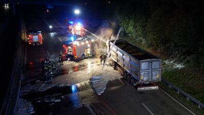 Stuttgart: LKW-Fahrerkabine brennt aus