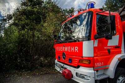 Esslingen: Baum stuerzt auf Zaun beim Eisstadion