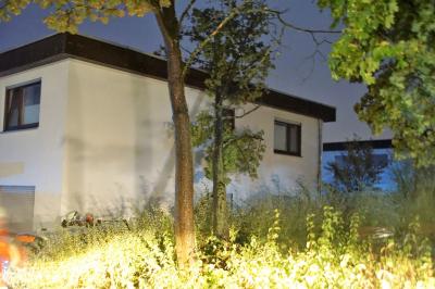 Koengen: Baum faellt gegen Wohngebaeude