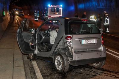 Stuttgart:PKW landet nach Unfall im Tunnel auf dem Dach