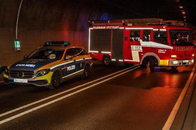 Stuttgart:PKW landet nach Unfall im Tunnel auf dem Dach