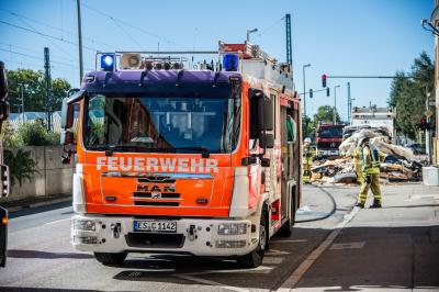 Esslingen: Ladung von Muellwagen brannte - Vollsperrung der Ulmer Strasse