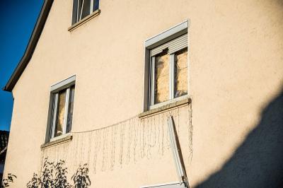 TAGBILDER! Esslingen: Gebaeudevollbrand fordert Verletzte und zwei tote Hunde