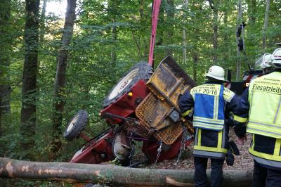 Schlierbach - Kirchheim : Traktor kippt im Wald um - Fahrer unter Traktor begraben