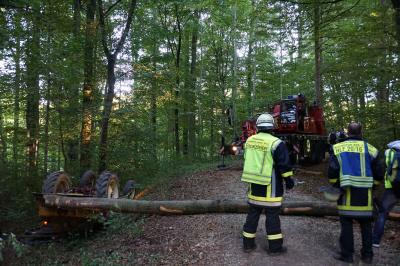 Schlierbach - Kirchheim : Traktor kippt im Wald um - Fahrer unter Traktor begraben
