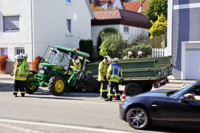 Nuertingen - Neckarhausen: Kollision zwischen Transporter und Traktor 