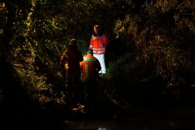 Uhingen: Frau stuerzt in Fils und muss durch Feuerwehr gerettet werden