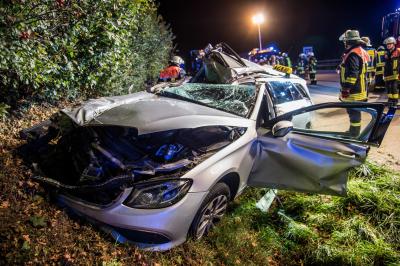 Wendlingen: Taxi faehrt auf der A8 auf Sattelzug auf - Fahrer eingeklemmt