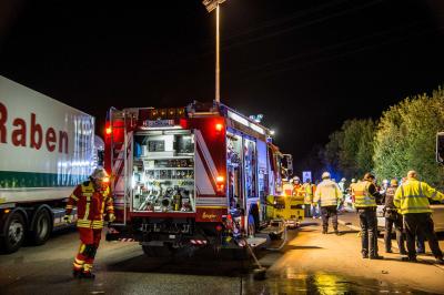 Wendlingen: Taxi faehrt auf der A8 auf Sattelzug auf - Fahrer eingeklemmt