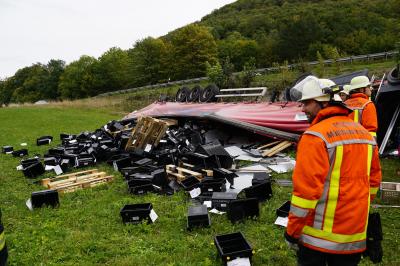 Muehlhausen im Taele: LKW stuerzt von Autobahn - Rettungshubschrauber im Einsatz 