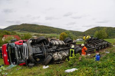 Muehlhausen im Taele: LKW stuerzt von Autobahn - Rettungshubschrauber im Einsatz 