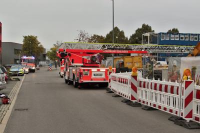 GERLINGEN: Bauarbeiter von Betontrog in Baugrube getroffen 