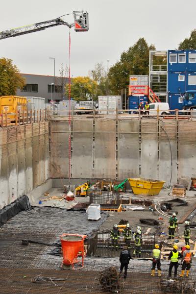 GERLINGEN: Bauarbeiter von Betontrog in Baugrube getroffen 