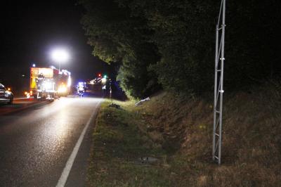 Illingen: Pkw kommt von Fahrbahn ab und ueberschlaegt sich - eine leicht Verletzte Person