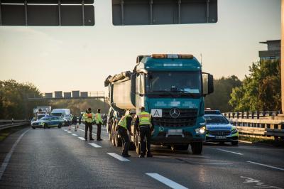 Leinfelden-Echterdingen: Unfall mehrerer Fahrzeuge auf der B27 fordert Verletzte und Stau