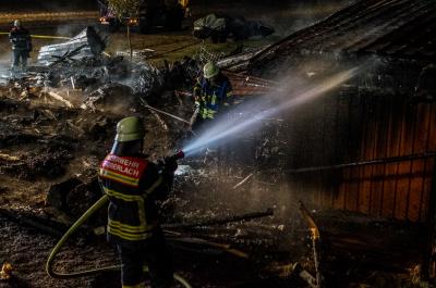 FLAMMENBILDER! Grosserlach-Platte: Gebaeudebrand - War es Brandstiftung?