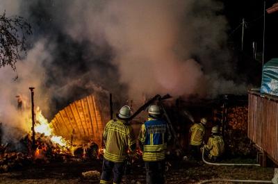 FLAMMENBILDER! Grosserlach-Platte: Gebaeudebrand - War es Brandstiftung?