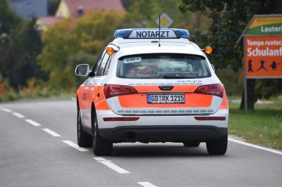 Essingen: 3 Schwerverletze bei Motorradunfall - Rettungshubschrauber und Feuerwehr im Einsatz